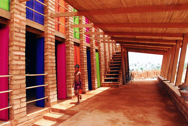  بالصور: 13 من أكثر المدارس ابتكارا في العالم Sra-pou-vocational-school-sra-pou-village-cambodia
