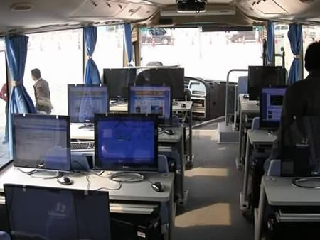 Ônibus-escritório da Microsoft detona a desculpa "o trânsito estava horrível" Ms_bus_service_3