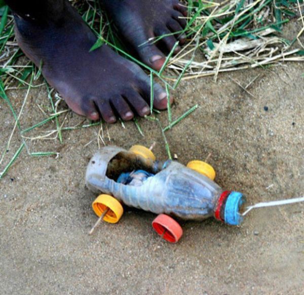 Τα παιχνίδια των φτωχών Αφρικανών African_kids_are_so_creative_01