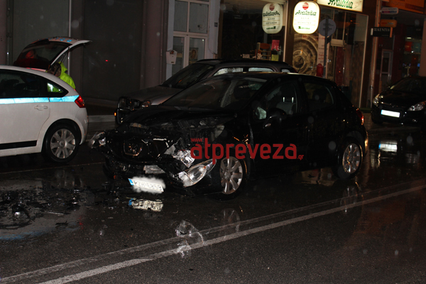 Σφοδρή μετωπική σύγκρουση αυτοκινήτων στην Πρέβεζα Troxaio%201