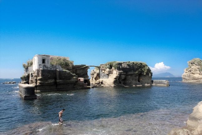 Το στοιχειωμένο νησί στον κόλπο της Νάπολης Ga1