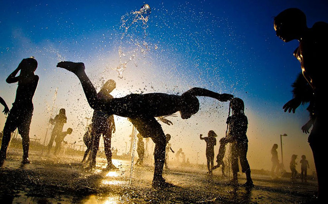                Έτσι παίζουν τα παιδιά σε κάθε γωνιά της γης Magicalphotos14