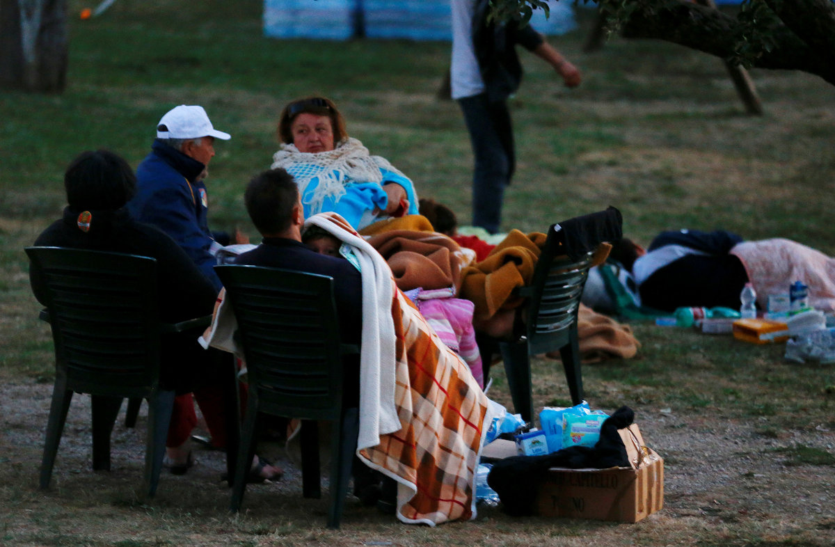 Σεισμός στην Ιταλία-120 οι νεκροί από τον Εγκέλαδο - Μάχη με το χρόνο για να βρουν ζωή στα συντρίμμια Italy_night5