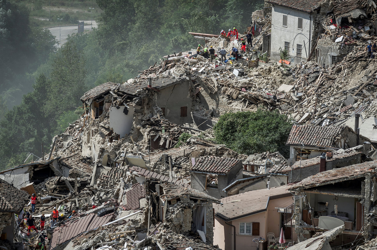 Σεισμός στην Ιταλία-120 οι νεκροί από τον Εγκέλαδο - Μάχη με το χρόνο για να βρουν ζωή στα συντρίμμια Italy_seismos1