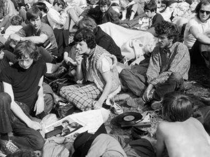 images de hippies - Page 2 Hyde-park-free-concert-audience-426x319