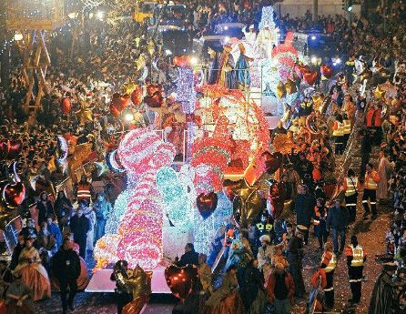 5 Enero, Cabalgata Reyes La-Cabalgata-de-Los-Reyes-Magos-en-Madrid-4