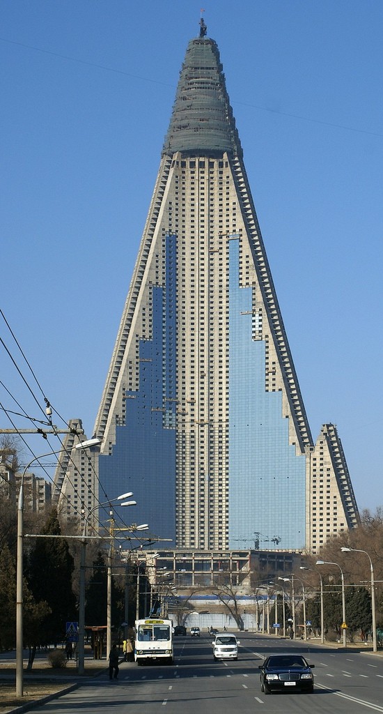 أغرب 50 مبنى في العالم.....حلو اووي Ryugyong-hotel