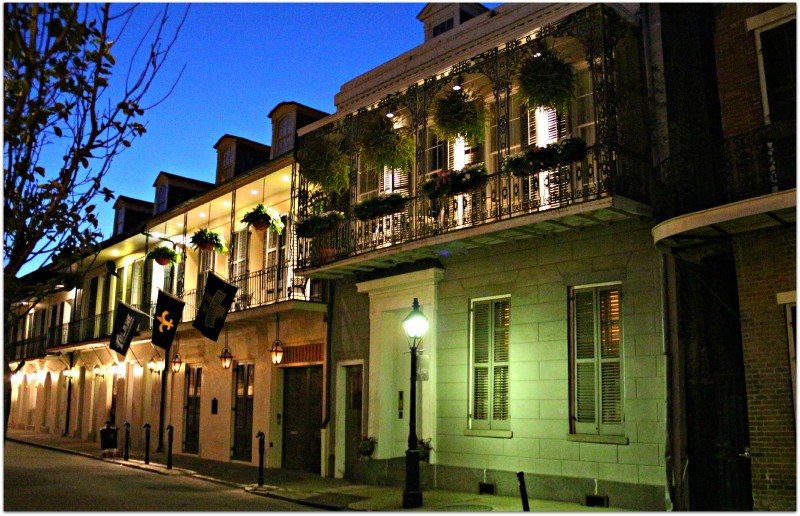 Descripción de la zona Chartres-Street-at-Night-New-Orleans-French-Quarter-Copy-e1357274388789