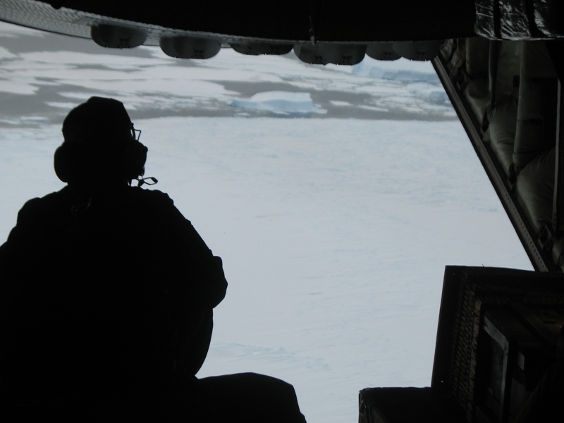 Abastecimiento antártico, en riesgo por avería de helicóptero alquilado - Página 3 Aerolanzamiento%20de%20carga%20base%20orcadasfoto011
