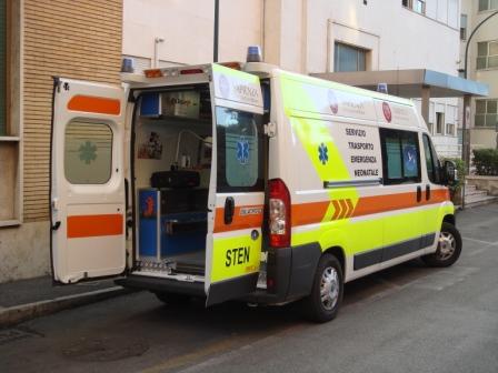 Udine: Bimba di 2 anni muore soffocata da un nocciolo di prugna Ambulanza_portellone1