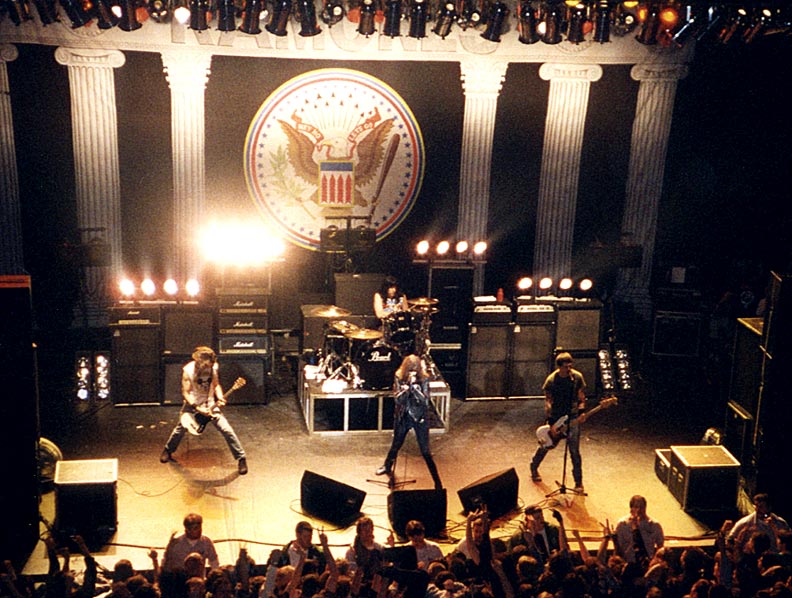 hoy hace 18 años  A-ramones-live