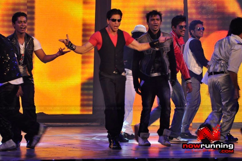 صور شاروخان  من  حفل اطلاق ألبوم  أغاني  فيلم  Ra.1 Shahrukh-Kareena-Arjun-at-Ra-One-Music-Launch-016