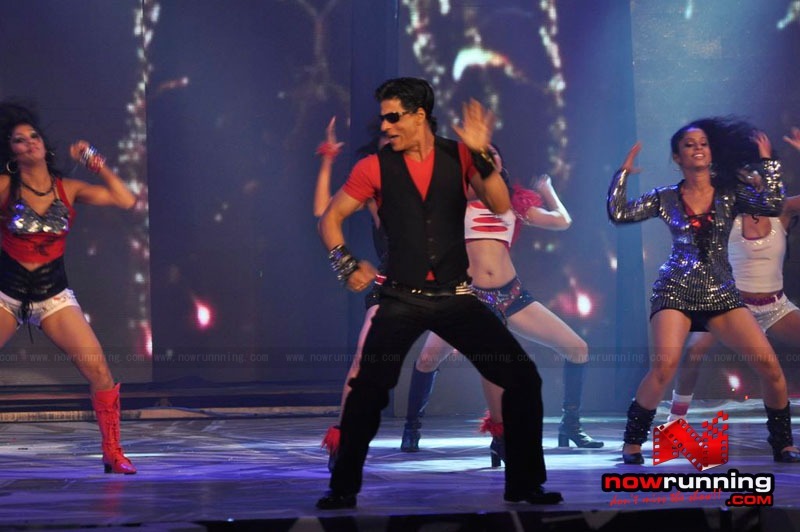 صور شاروخان  من  حفل اطلاق ألبوم  أغاني  فيلم  Ra.1 Shahrukh-Kareena-Arjun-at-Ra-One-Music-Launch-020