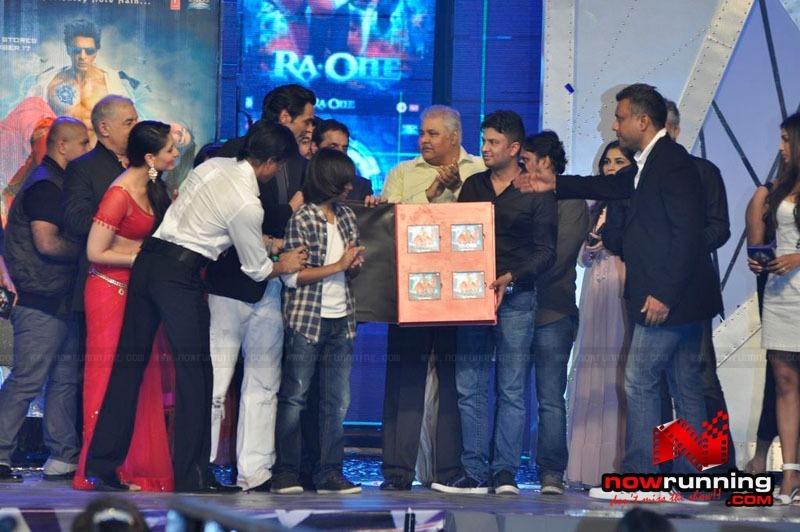 صور شاروخان  من  حفل اطلاق ألبوم  أغاني  فيلم  Ra.1 Shahrukh-Kareena-Arjun-at-Ra-One-Music-Launch-075