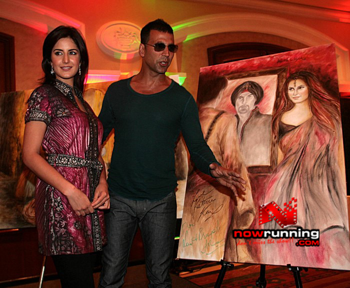 Akshay and Kats unveil Singh is Kinng paintings 06akkikats