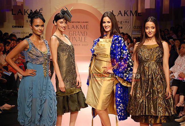 Katrina and Raima walk the ramp for LFW Finale LFW%20Finale%2032