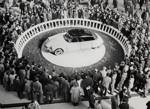 Le salon de l'auto de Paris 1955 en photos couleurs ! Citroen%20DS%20salon%201955