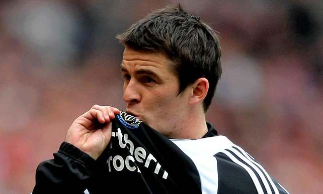 Zbogo Joey!!! Joey-Barton-badge-kissing