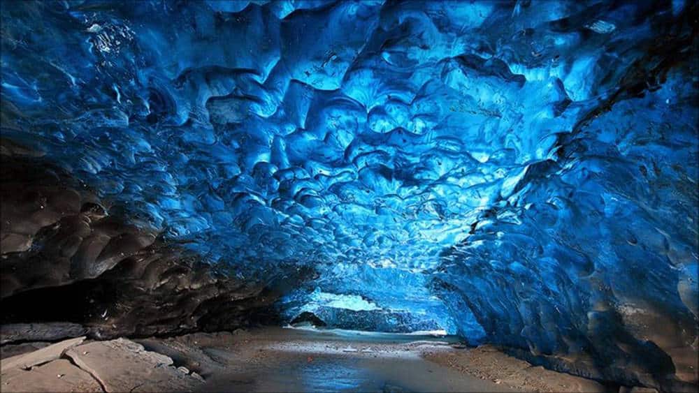 Lugares alucinantes del planeta para visitar Skaftafell-cueva-de-hielo-Islandia