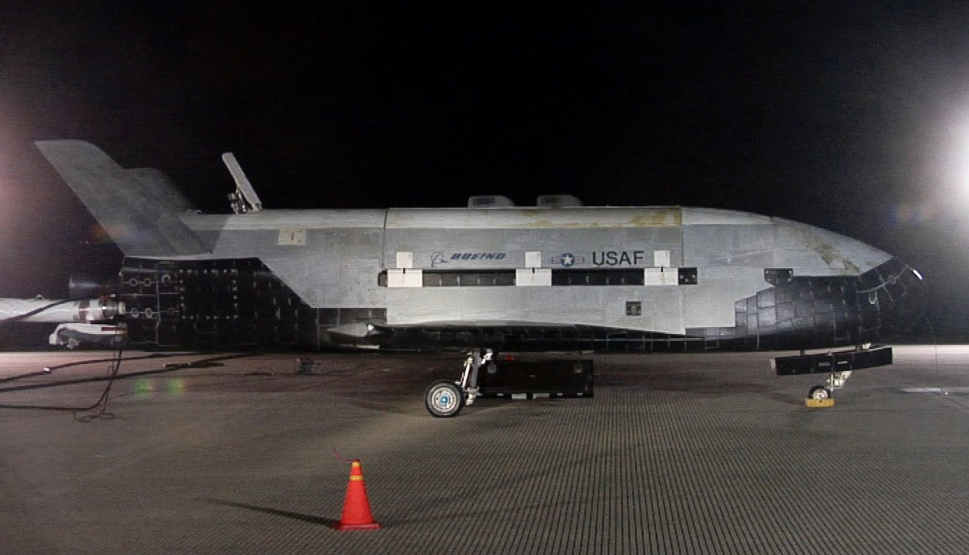 Des nouvelles du X-37B,le prototype secret d'un drone spatiale américain - Page 3 Boeing_x-37b_after_landing_at_vandenberg_afb_3_december_2010