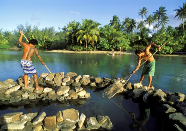 Des petits paradis loin des Babels modernes... - Page 2 Tahiti-peche-filet-harpon-resize