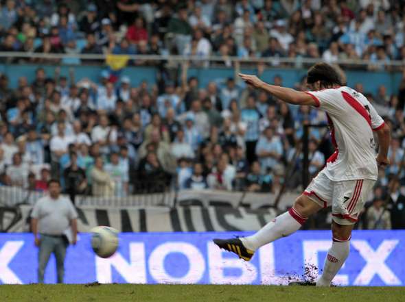 Fecha N°12 Racing vs River Plate Racing-River-clasico-caliente_OLEIMA20110430_0100_6