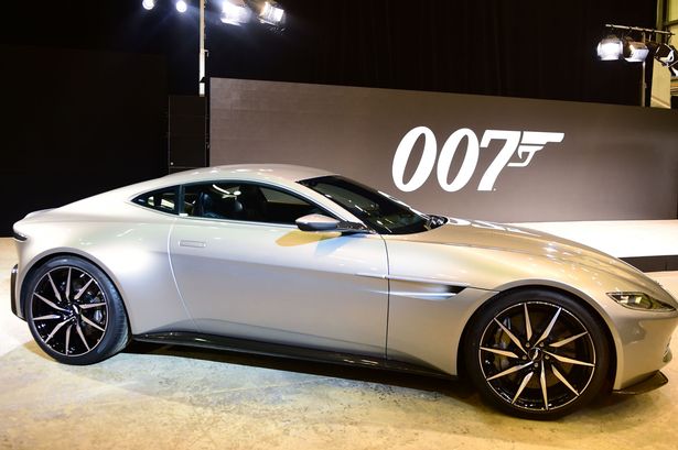 topic: Qu'est-ce-que vous faites en live... - Page 39 James-Bond-Aston-Martin-DB10