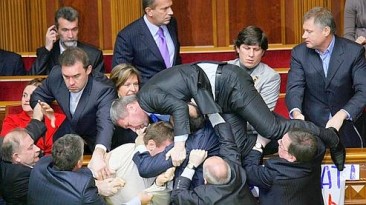 Il post della politica - Pagina 19 Rissa-parlamento-ucraino-366x205