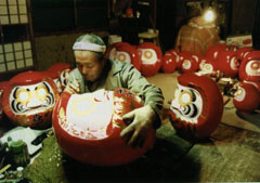 Japn: cultura, idioma, costumbres y tradiciones Person-making-daruma-doll-photo-from-japan-atlas-jin-jcic-or-jp