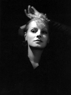 Les belles photos en noir et blanc - Page 3 0013-greta_garbo_02