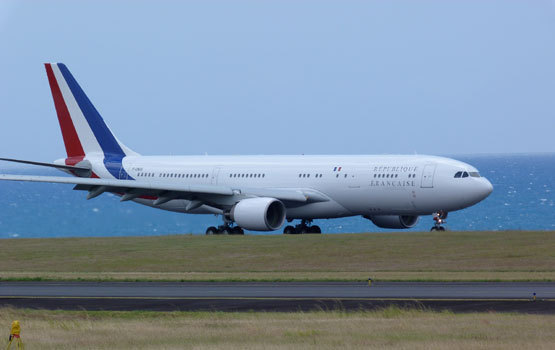 Opex360  Le futur A330 présidentiel photographié à la Réunion A330-20101025