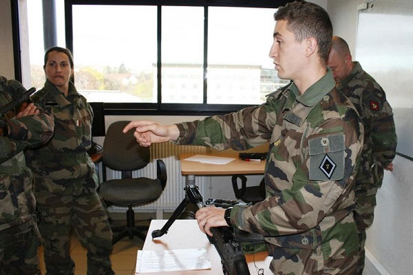 Armée de Terre : La 1ere Division a mené un exercice pour rappeler ses anciens militaires en cas de coup dur . 1erediv-20181130