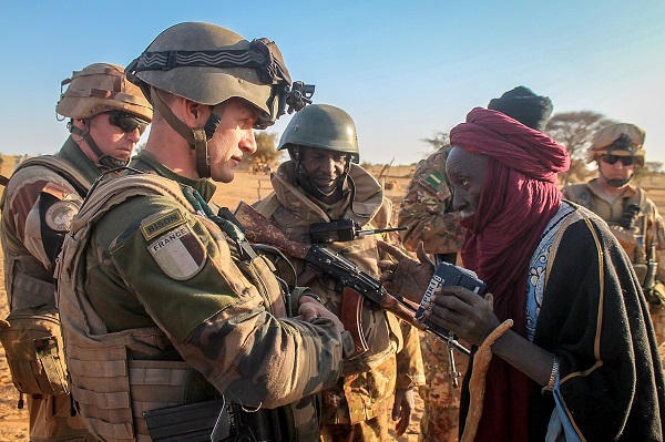 Mali : La force Barkhane a arrêté des membres d’un groupe touareg armé pour collusion avec les jihadistes Barkhane-20180212