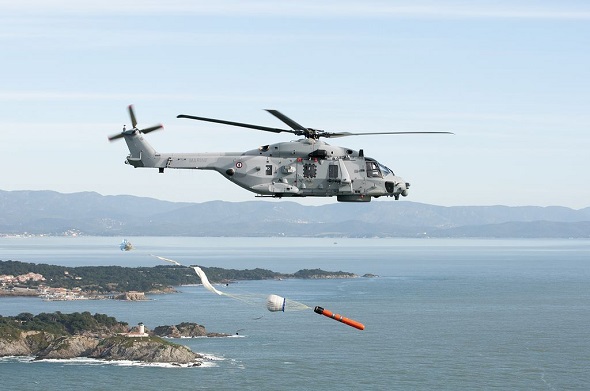 Moteur en feu, un hélicoptère NH-90 de la Marine nationale se pose en urgence dans le Finistère Caiman-20150324