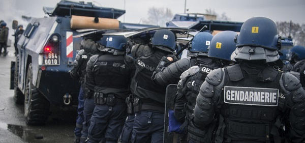 « Gilets Jaunes » : M. Macron évoque la mobilisation de « militaires » pour rétablir l’ordre public à La Réunion . Gendarmerie-20160928