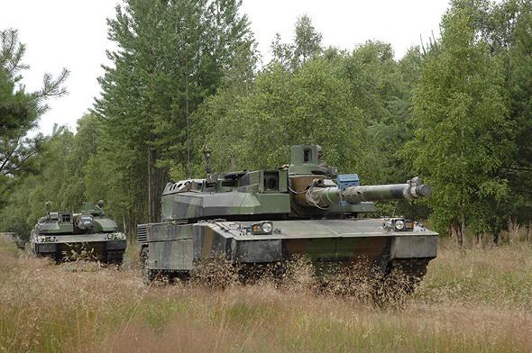 Un peloton du 1er Régiment de Chasseurs défend les couleurs françaises au Strong Europe Tank Challenge . Leclerc-20160426