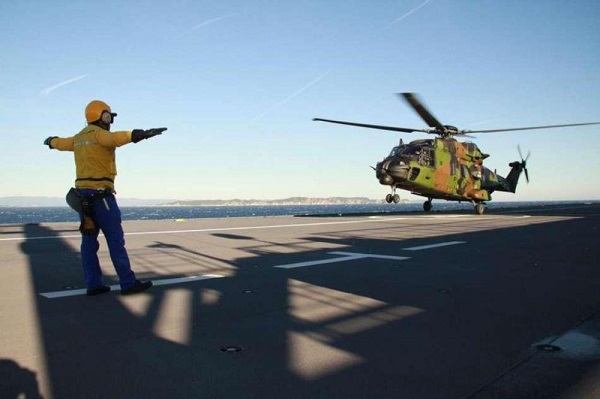 Un marin du BPC Dixmude gravement blessé par l’accident d’un hélicoptère NH-90 de l’armée de Terre Nh-90-dixmude-20181019