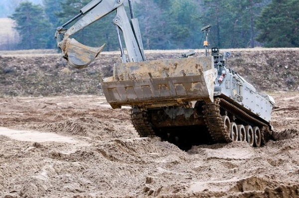 Des engins pilotés à distance ont remplacé des sapeurs pour ouvrir un itinéraire à des véhicules blindés Rcbrc-20180409