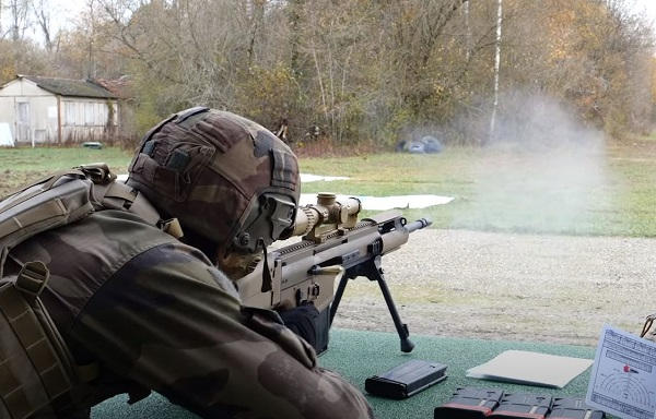 L’armée de Terre a reçu ses premiers pistolets Glock-17 et fusils de précision semi-automatiques SCAR-H PR . Scar-20201219