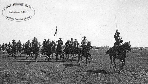  Il y a cent ans, la cavalerie française remportait une victoire décisive à Usküb, après un audacieux raid à cheval Posté dans Forces terrestres, Guerre 1914-1918 par Laurent Lagneau Le 30-09-2018 inShare Spahis-20180930