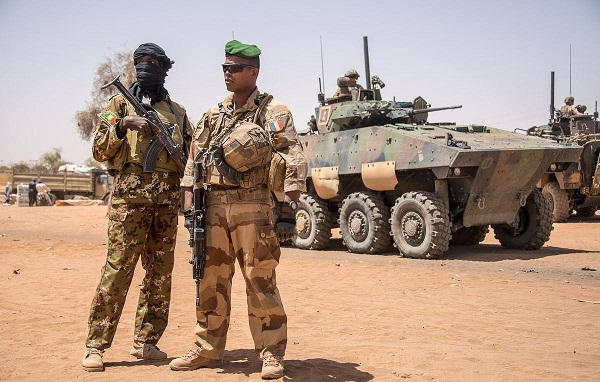 Mali : Un VBCI de la force Barkhane visé par une attaque suicide à Gao Vbci-20180701