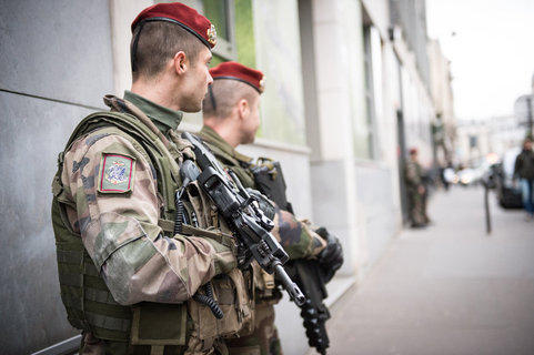 « Gilets jaunes » – Un syndicat de policiers demande le renfort de l’armée pour protéger les bâtiments officiels . Vigipirate-20150204