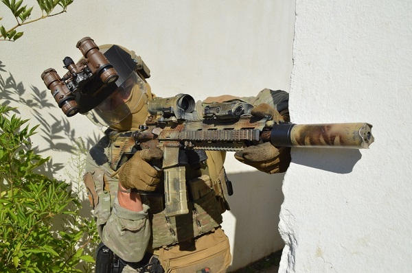 Un officier du commando marine « Jaubert » a mis au point un nouveau concept de visière pare-éclats . Visiere-forfusco-20201003