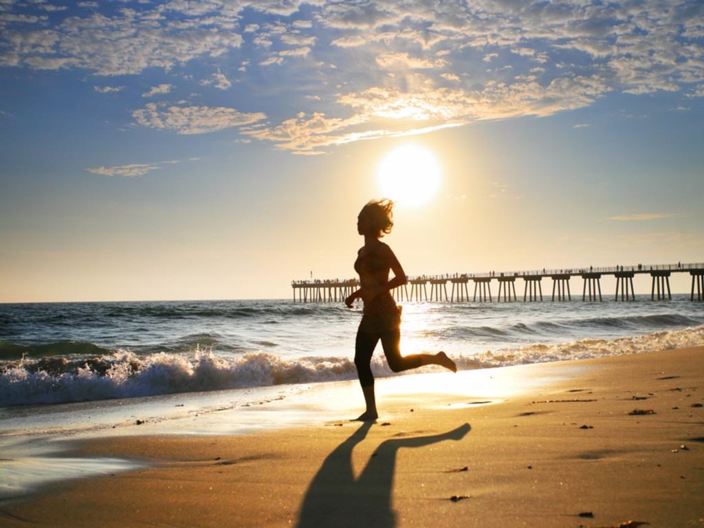 Vera dhe Pushimet.... FoTo & Imazhe...!! Girl_running_on_beach