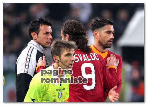 caso OSVALDO:La foto ritrae perfettamente il gesto dell’argentino verso l’attaccante campano Abbraccio-Osvaldo-Borriello-Roma-Juventus-PR