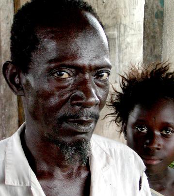 POST A RANDOM PICTURE THREAD 03.08.11_Sierra_Leone._Kono._man_with_girl_and_crazy_hair_1-359x405