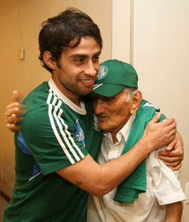 Pô, isso foi legal. Torcedor do Palmeiras de quase 100 anos, visita elenco do Palmeiras Noticia10213_310813_093944