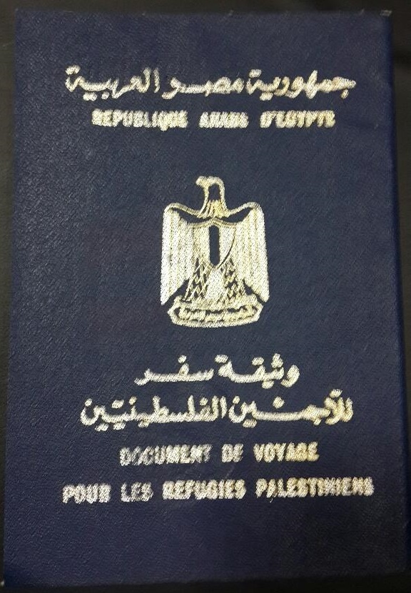 هل يحمل الفلسطينيون المقيمون خارج فلسطين  جنسية بلد الإقامة؟ Refugee_travel_doc_egypt_v2