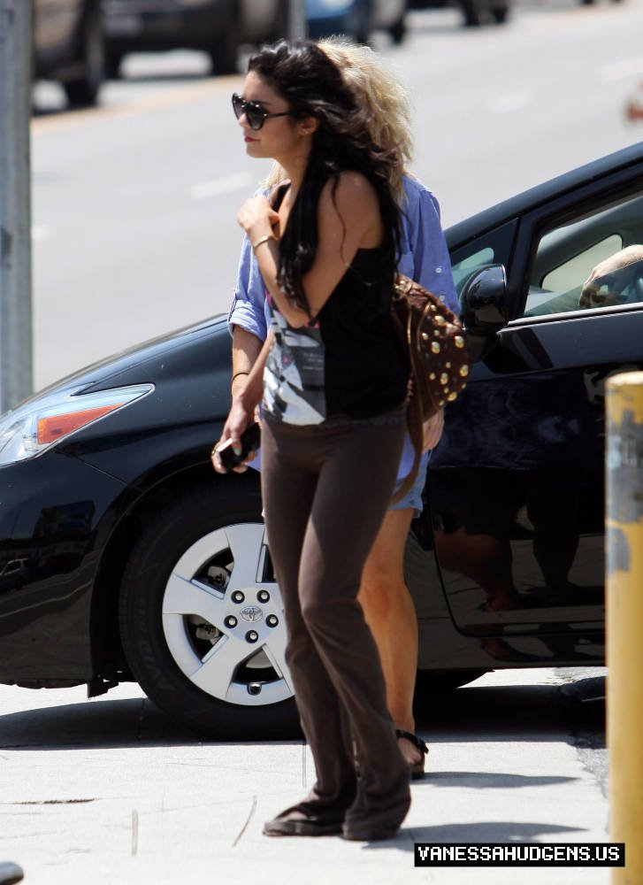 Vanessa Hudgens-Getting a Coffee in Los Angeles - July 31 18