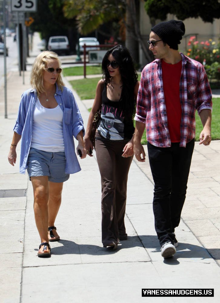 Vanessa Hudgens-Getting a Coffee in Los Angeles - July 31 22